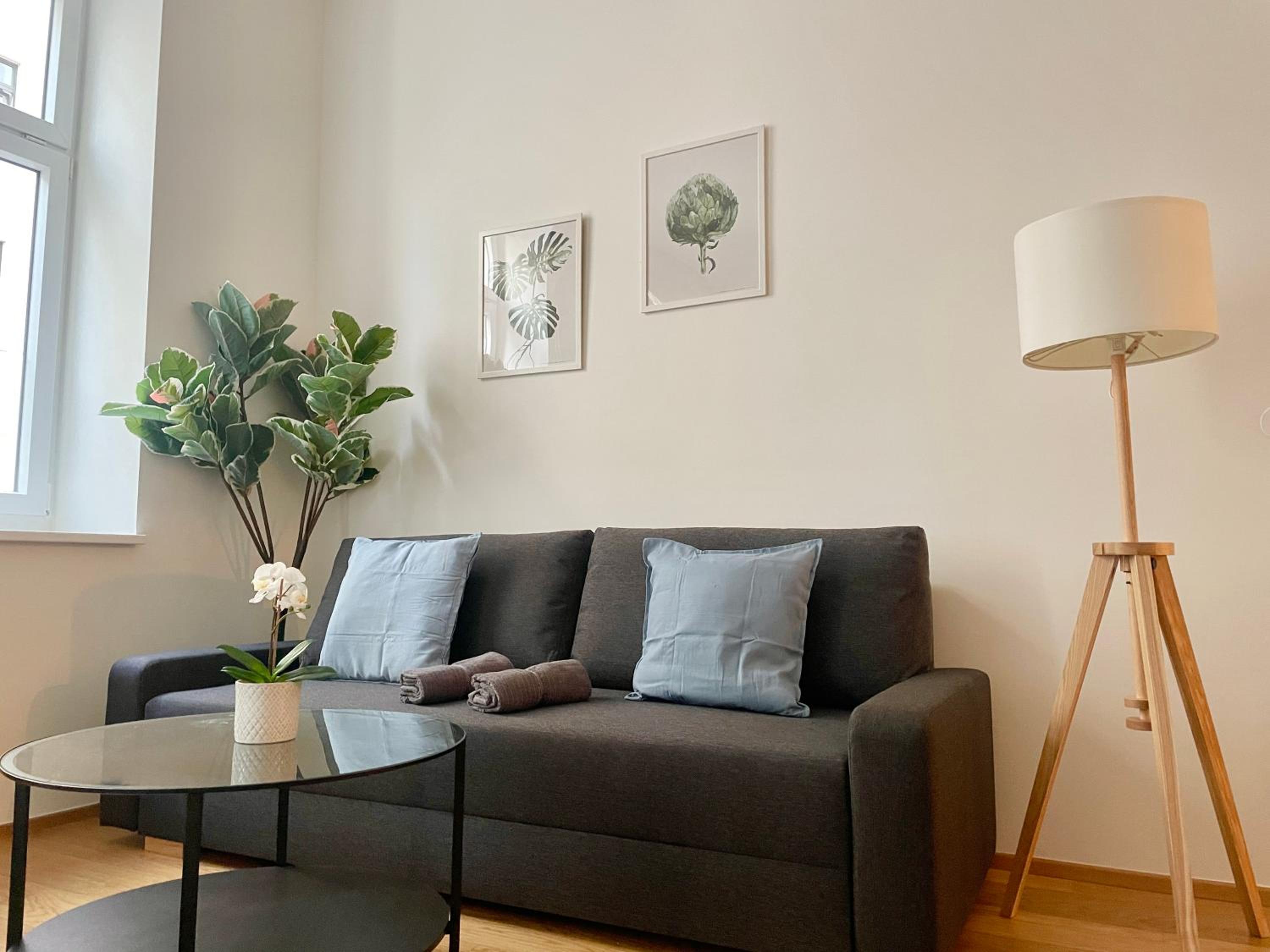 100m2 Flat with Balcony near Mariahilferstrasse - Free Parking
