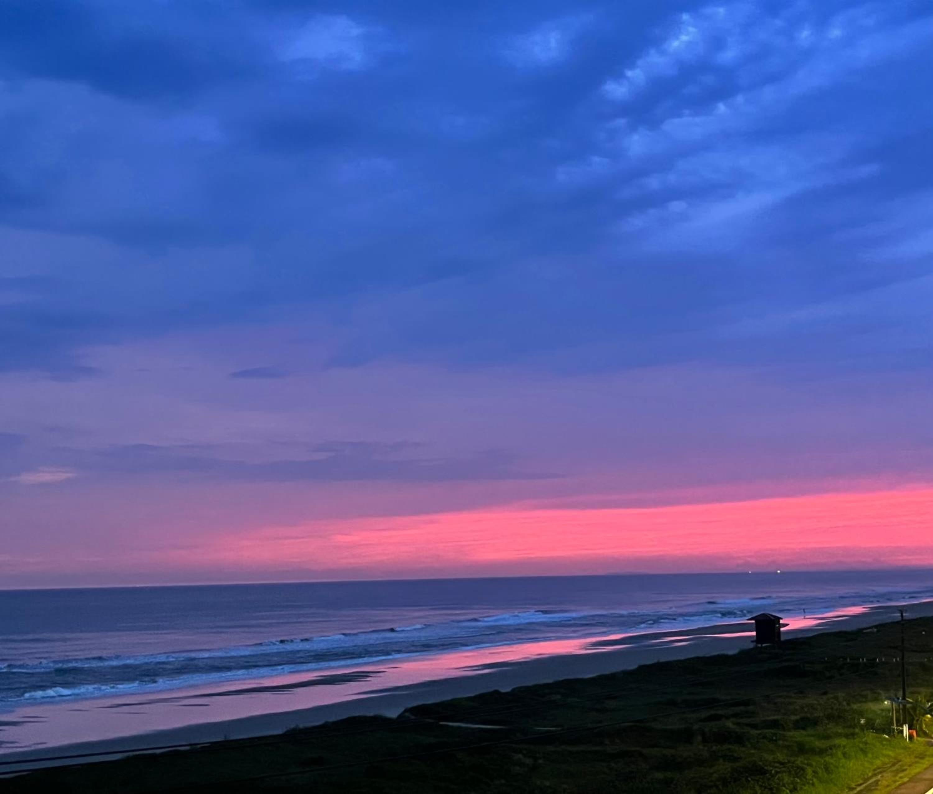 Lindo Studio Matinhos Prédio na beira mar.