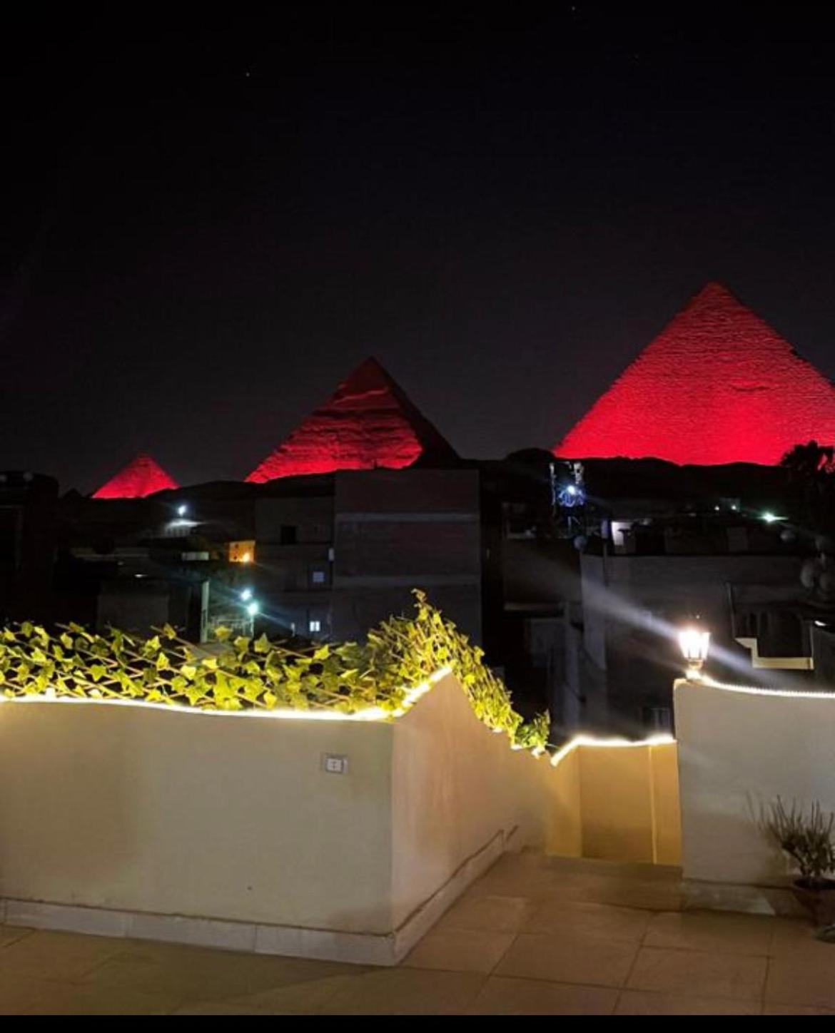 Hur Pyramids land inn