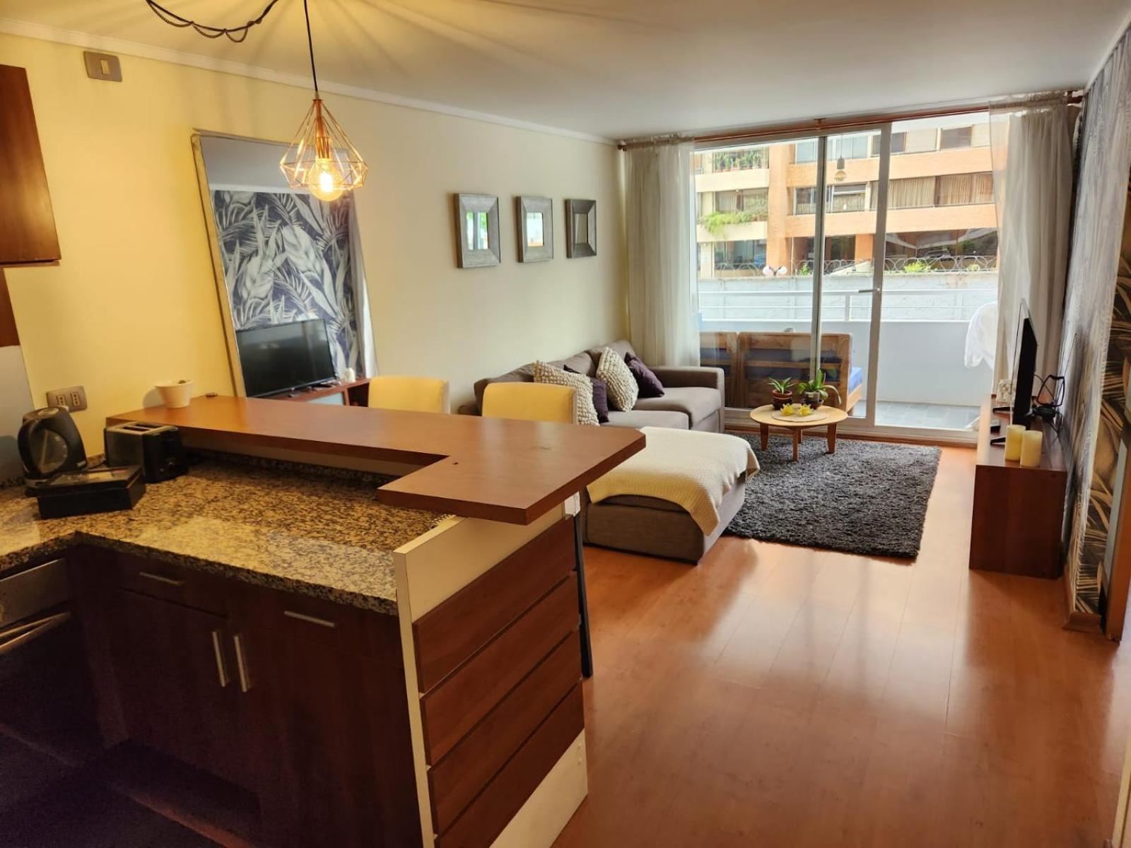 Alto Las Condes - A pasos del Mall - Excelente y cómodo Departamento p/2 personas