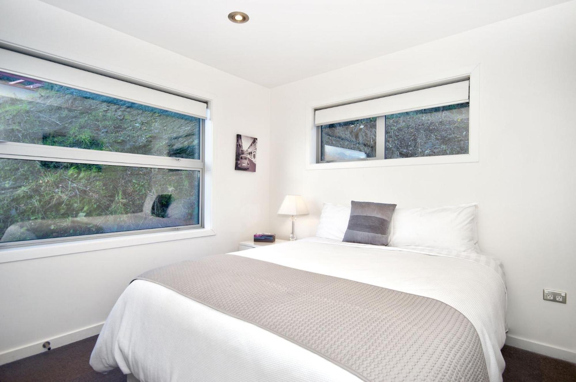 Lake Views on De La Mare Place, 3 BDR, Free Wi-Fi & Parking view 3