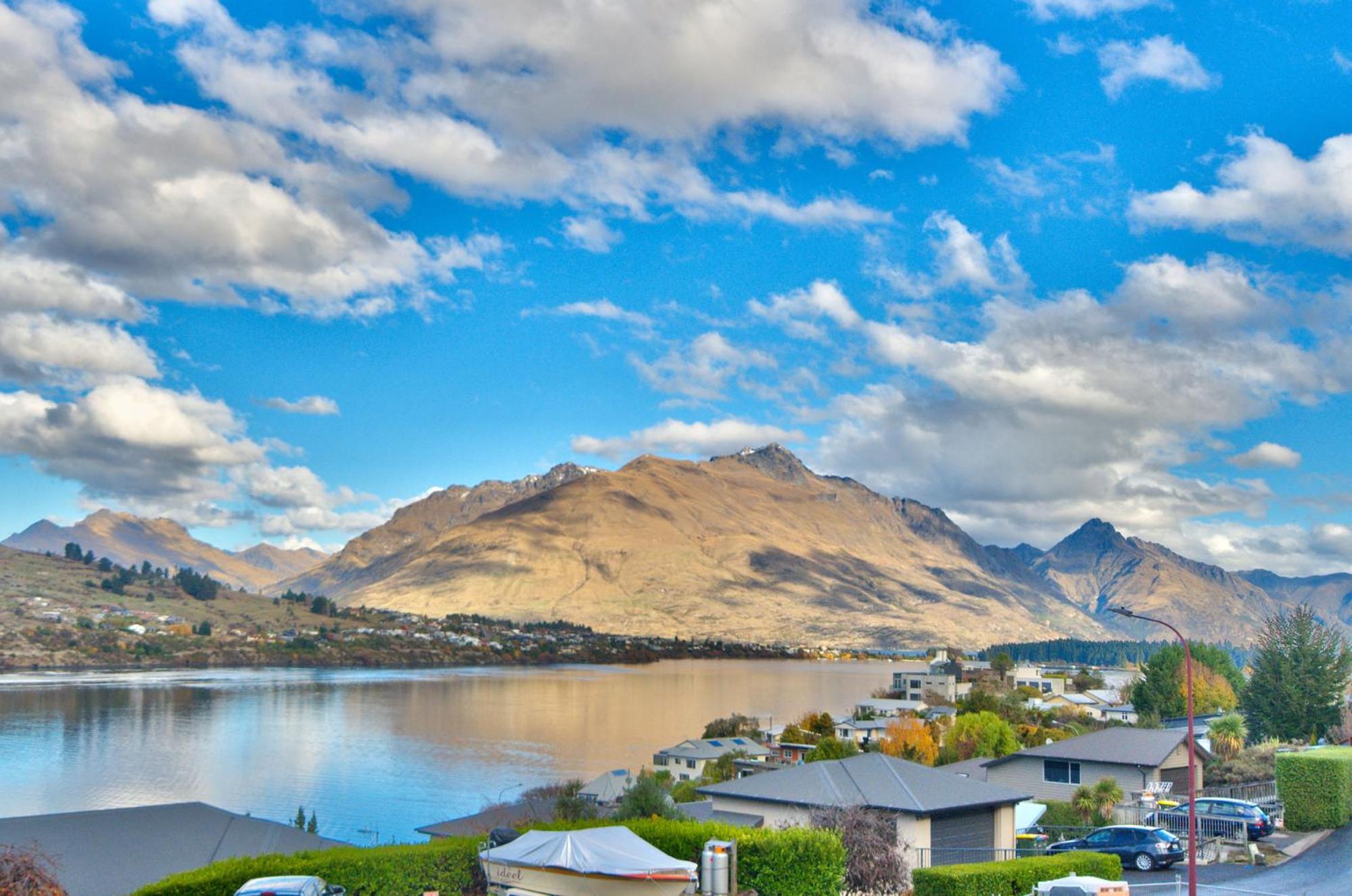 Lake Views on De La Mare Place, 3 BDR, Free Wi-Fi & Parking view 2