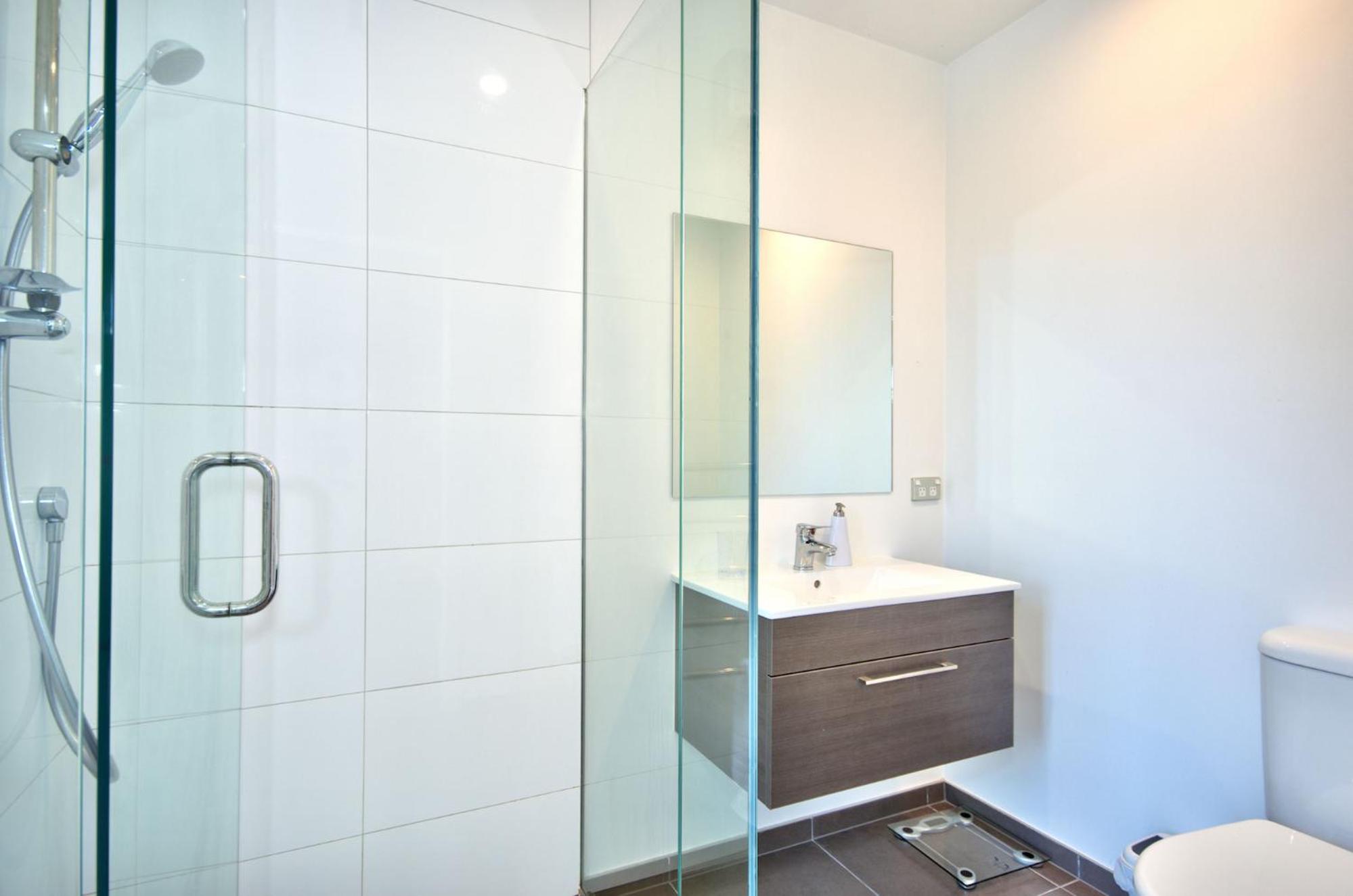 Lake Views on De La Mare Place, 3 BDR, Free Wi-Fi & Parking view 4