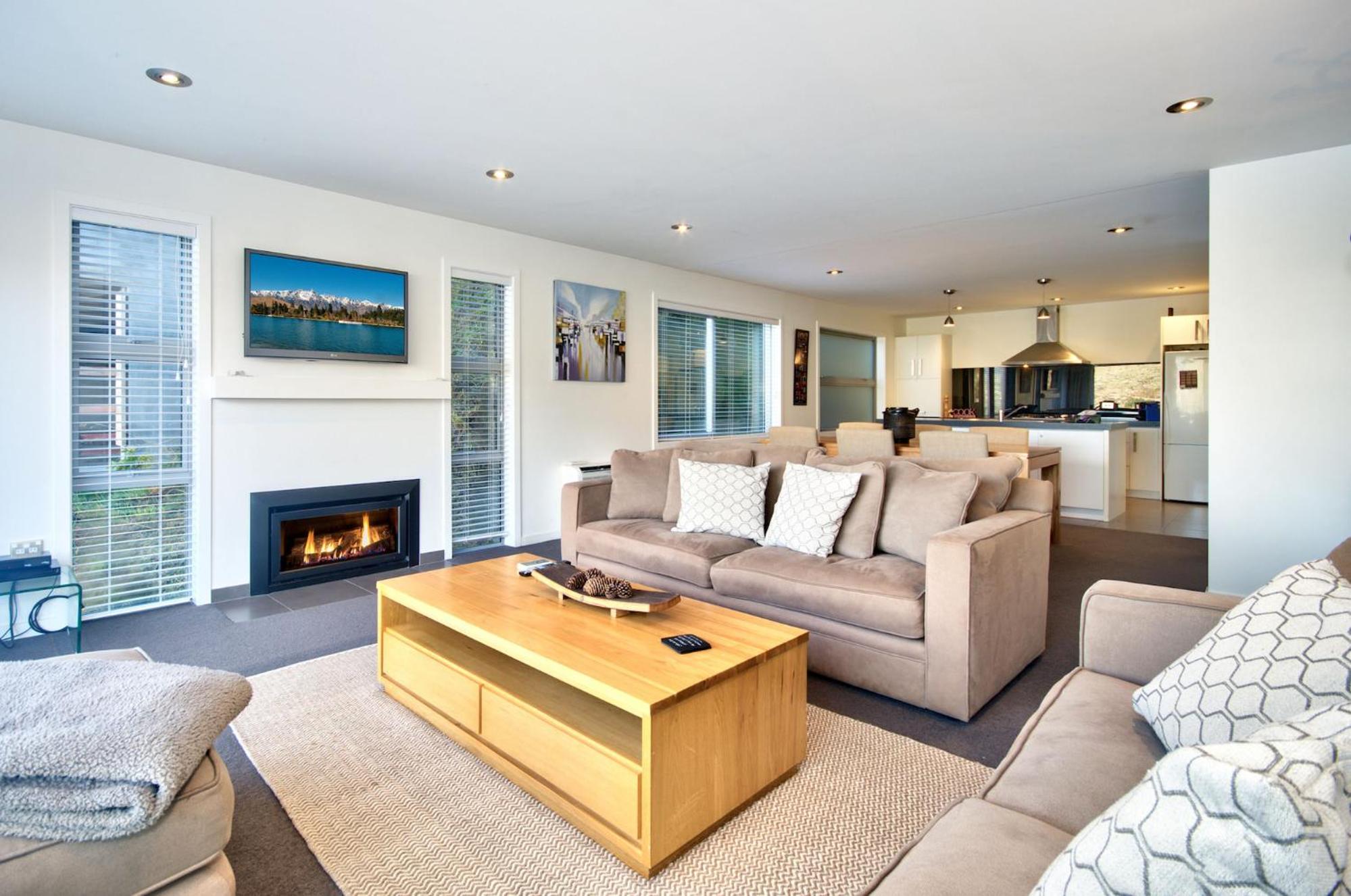 Lake Views on De La Mare Place, 3 BDR, Free Wi-Fi & Parking view 5
