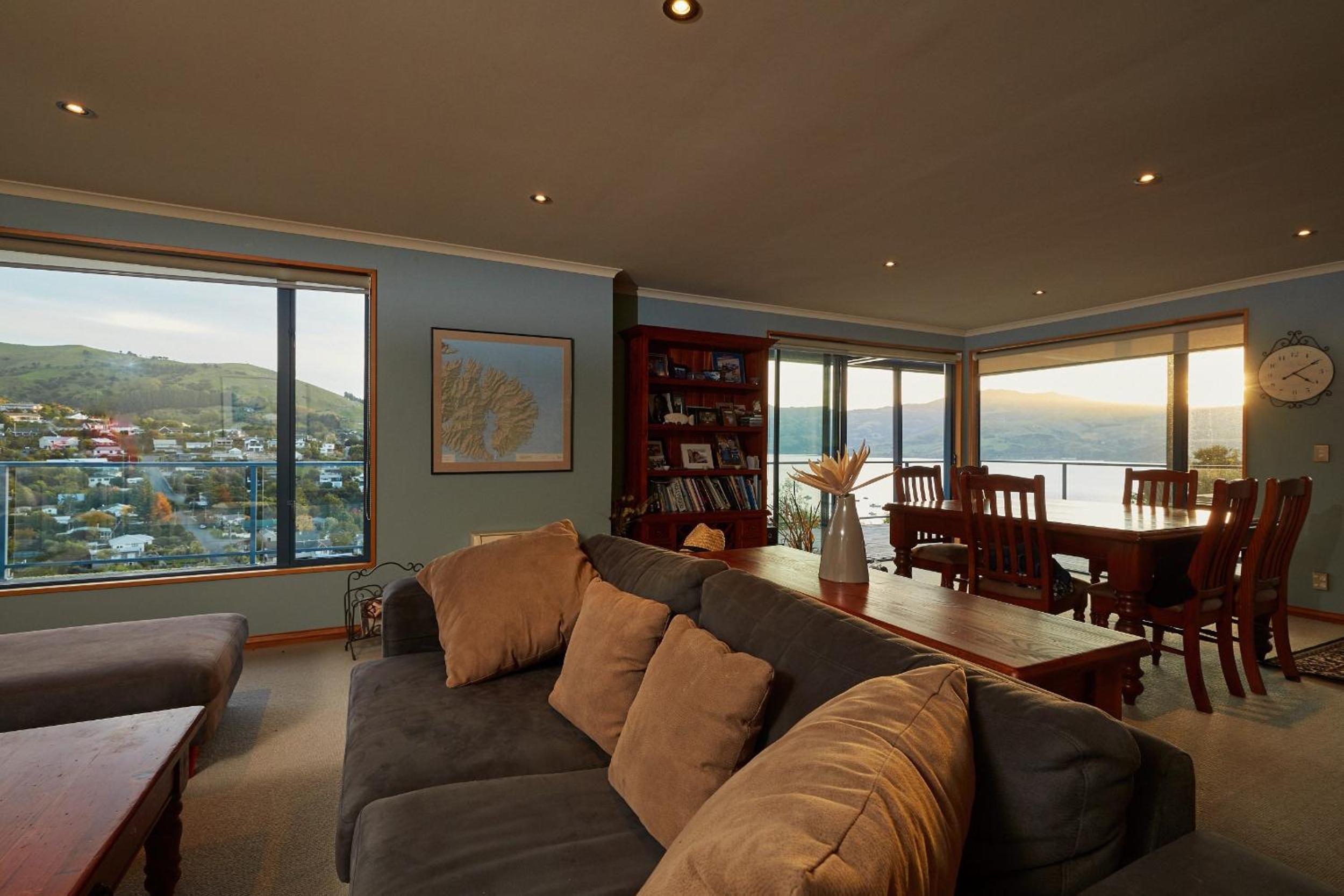 Akaroa holiday home spacious and quiet with stunning harbour views and close to town