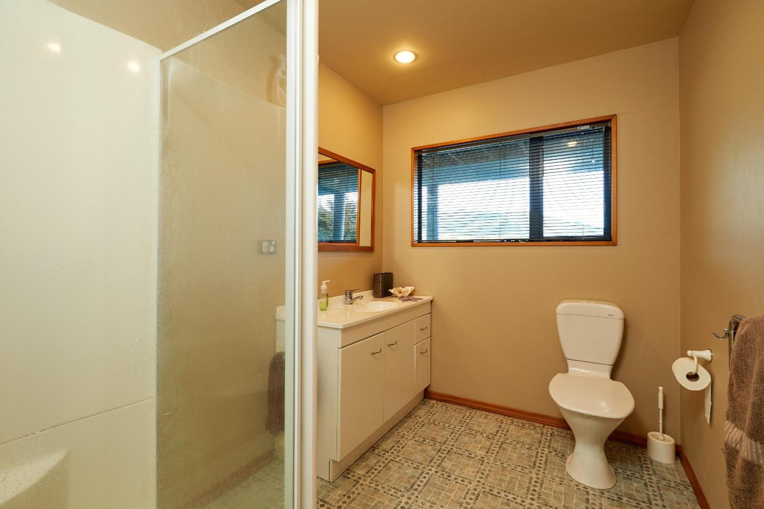 Akaroa holiday home spacious and quiet with stunning harbour views and close to town