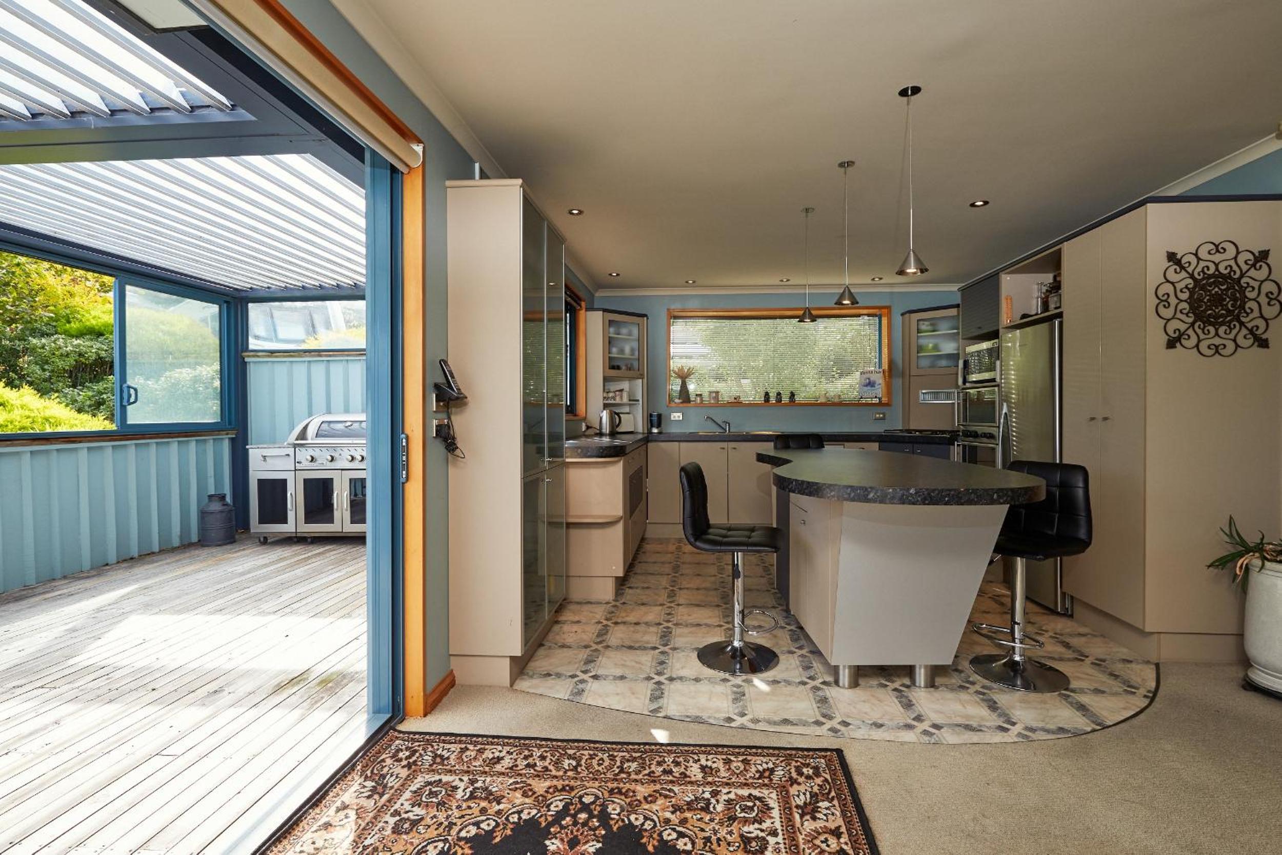 Akaroa holiday home spacious and quiet with stunning harbour views and close to town