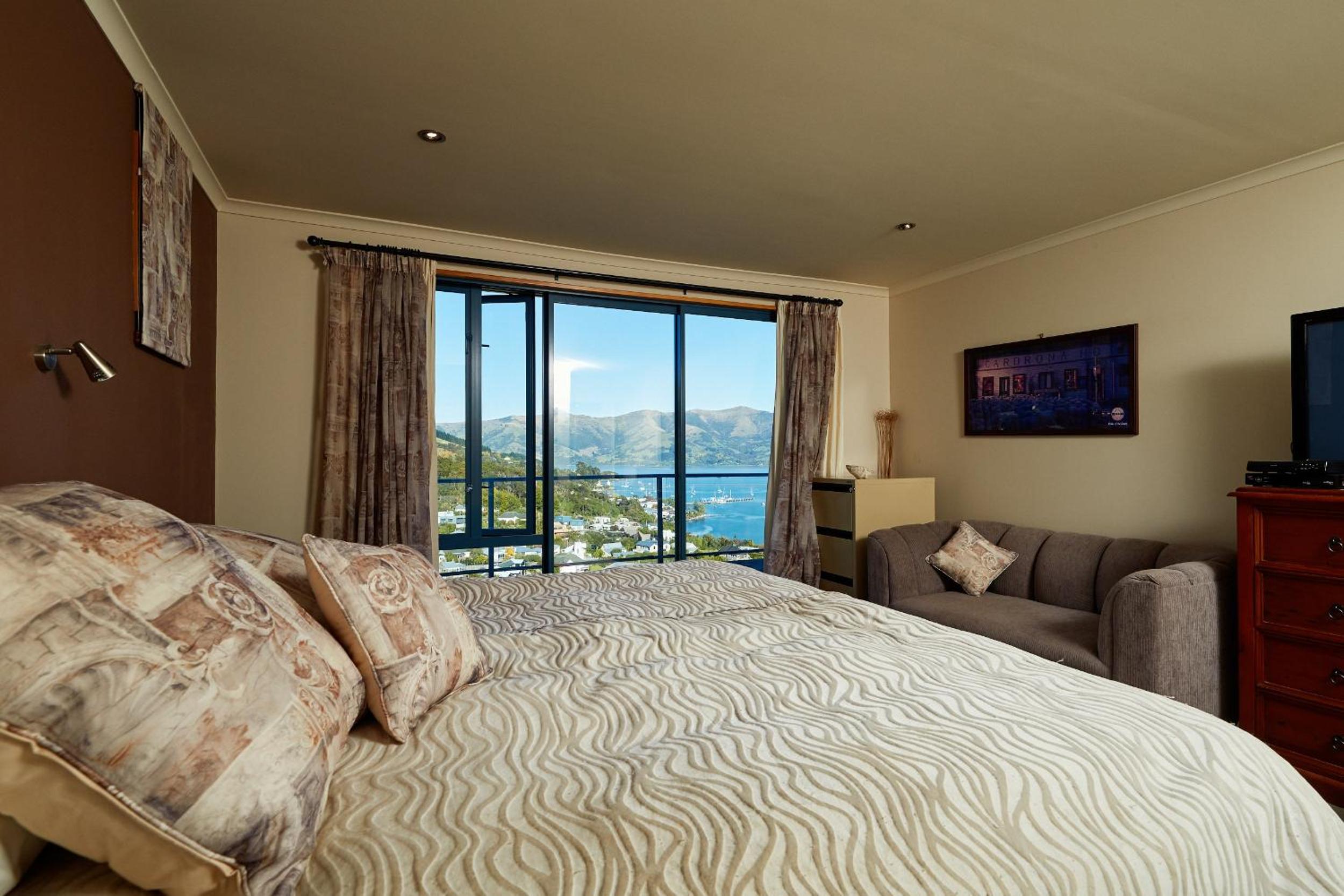 Akaroa holiday home spacious and quiet with stunning harbour views and close to town