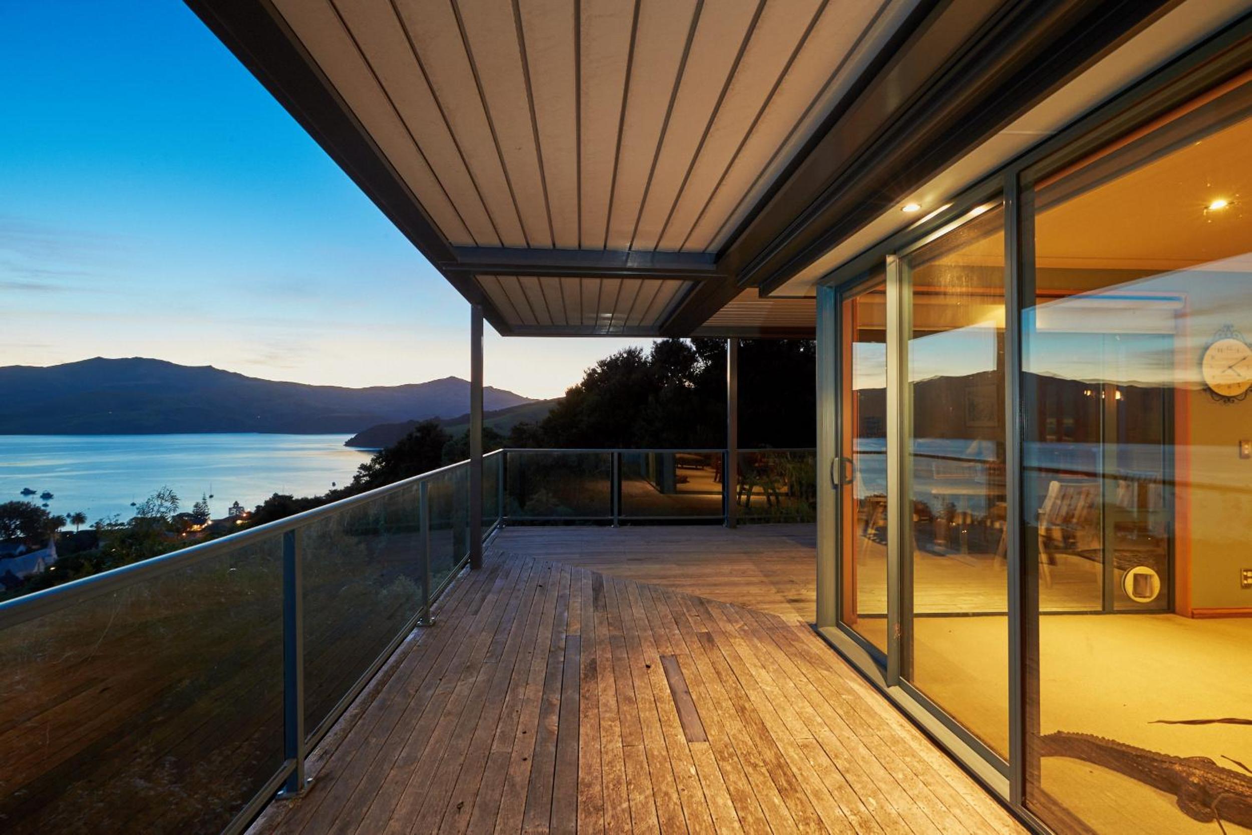 Akaroa holiday home spacious and quiet with stunning harbour views and close to town