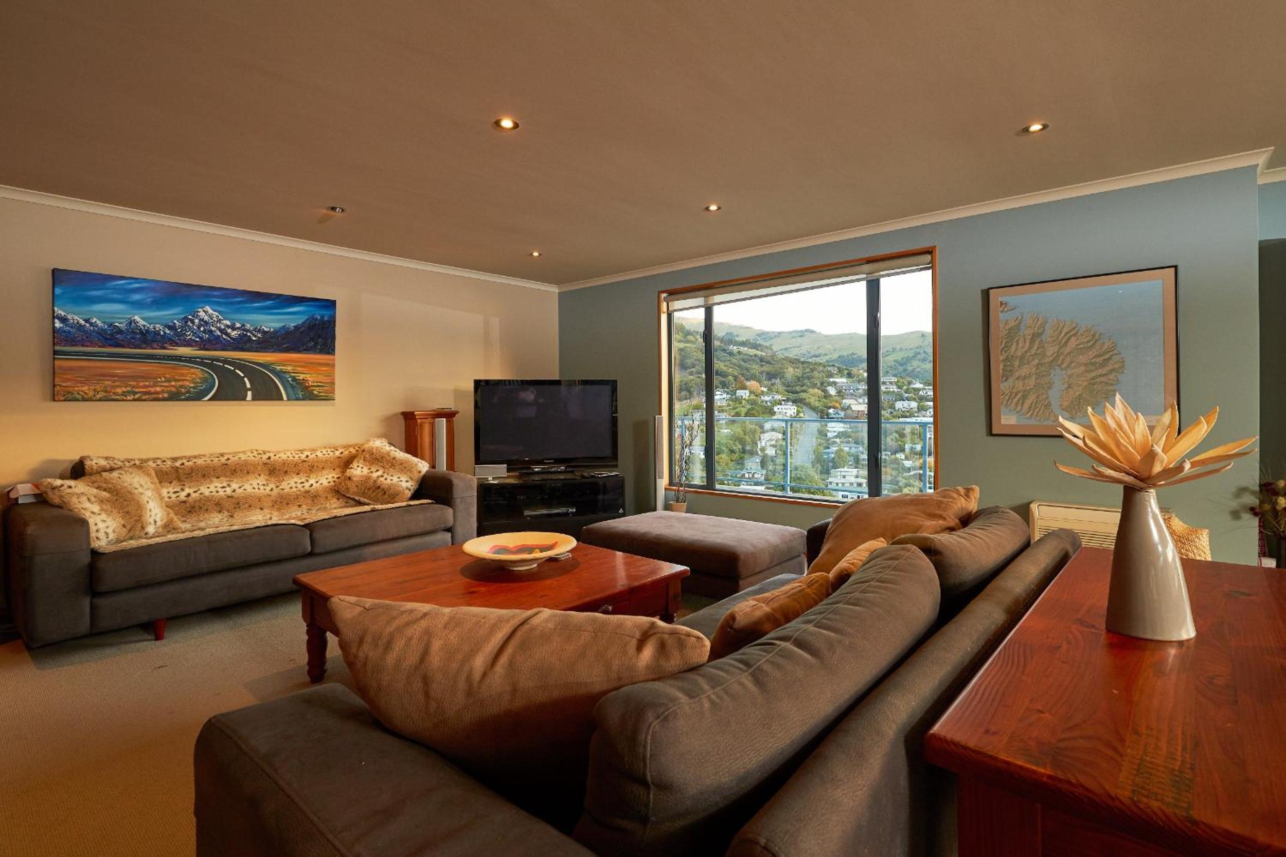 Akaroa holiday home spacious and quiet with stunning harbour views and close to town