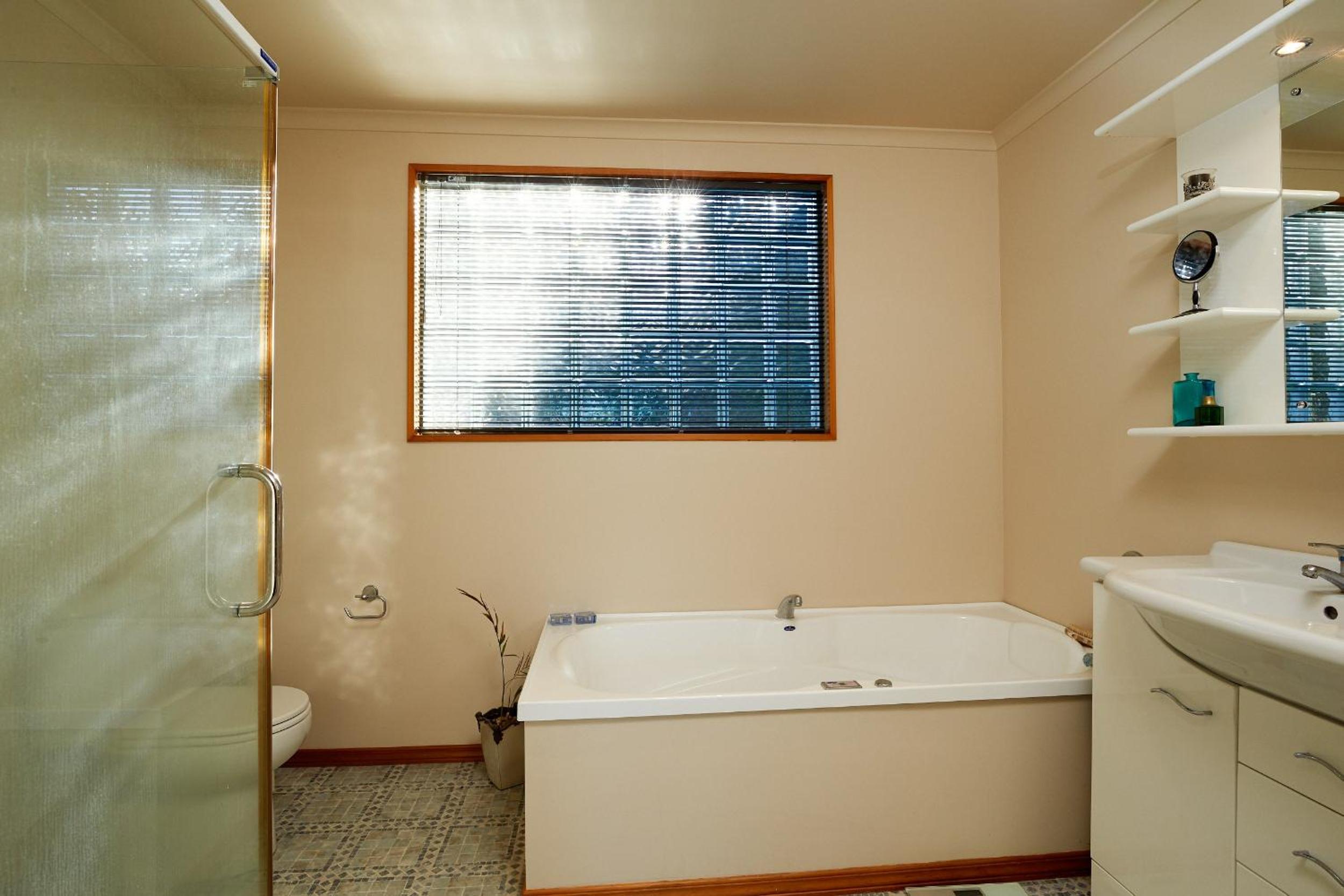 Akaroa holiday home spacious and quiet with stunning harbour views and close to town