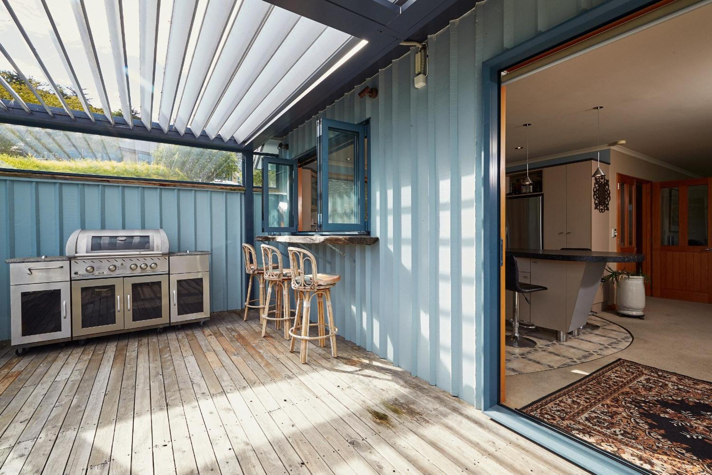 Akaroa holiday home spacious and quiet with stunning harbour views and close to town