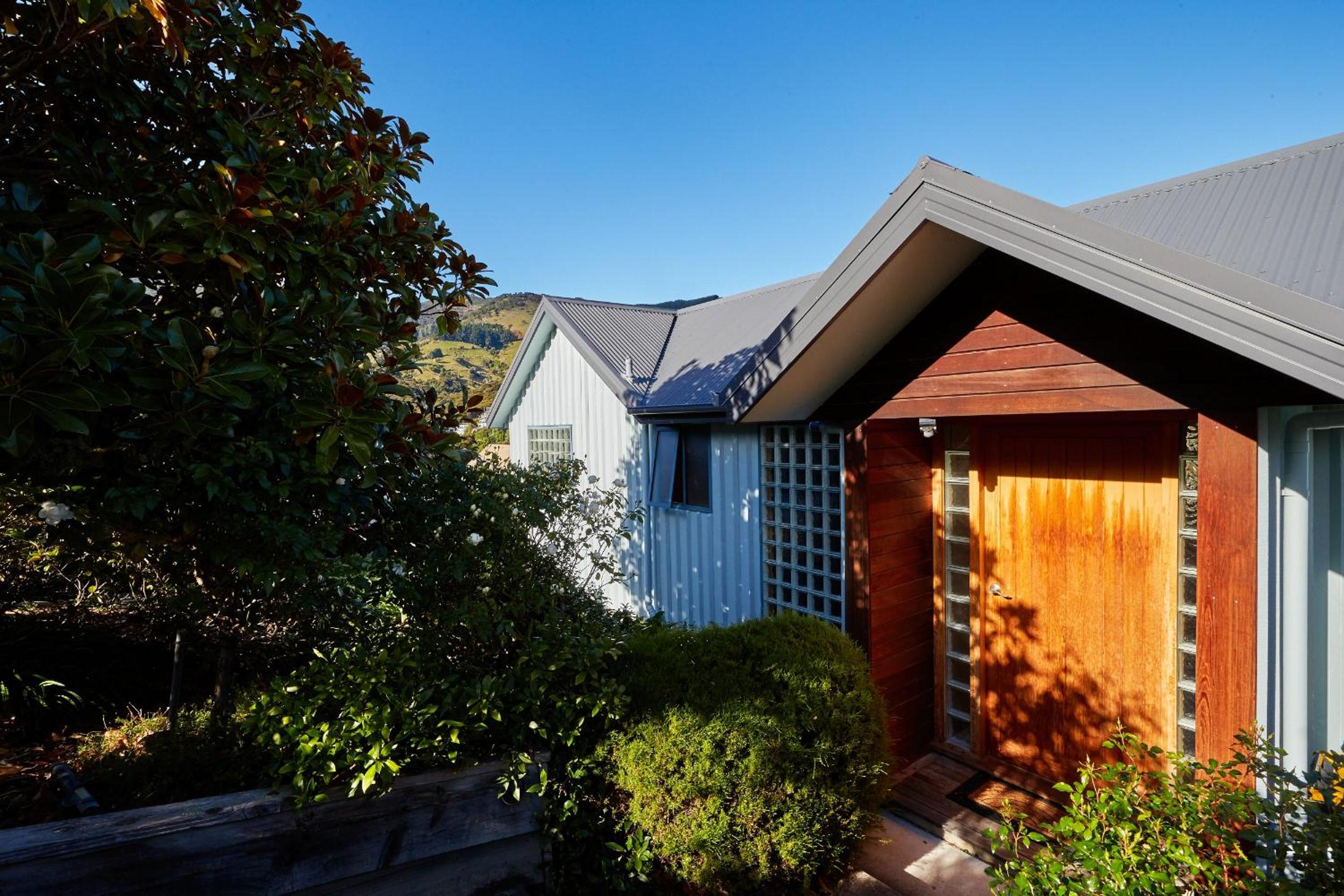 Akaroa holiday home spacious and quiet with stunning harbour views and close to town
