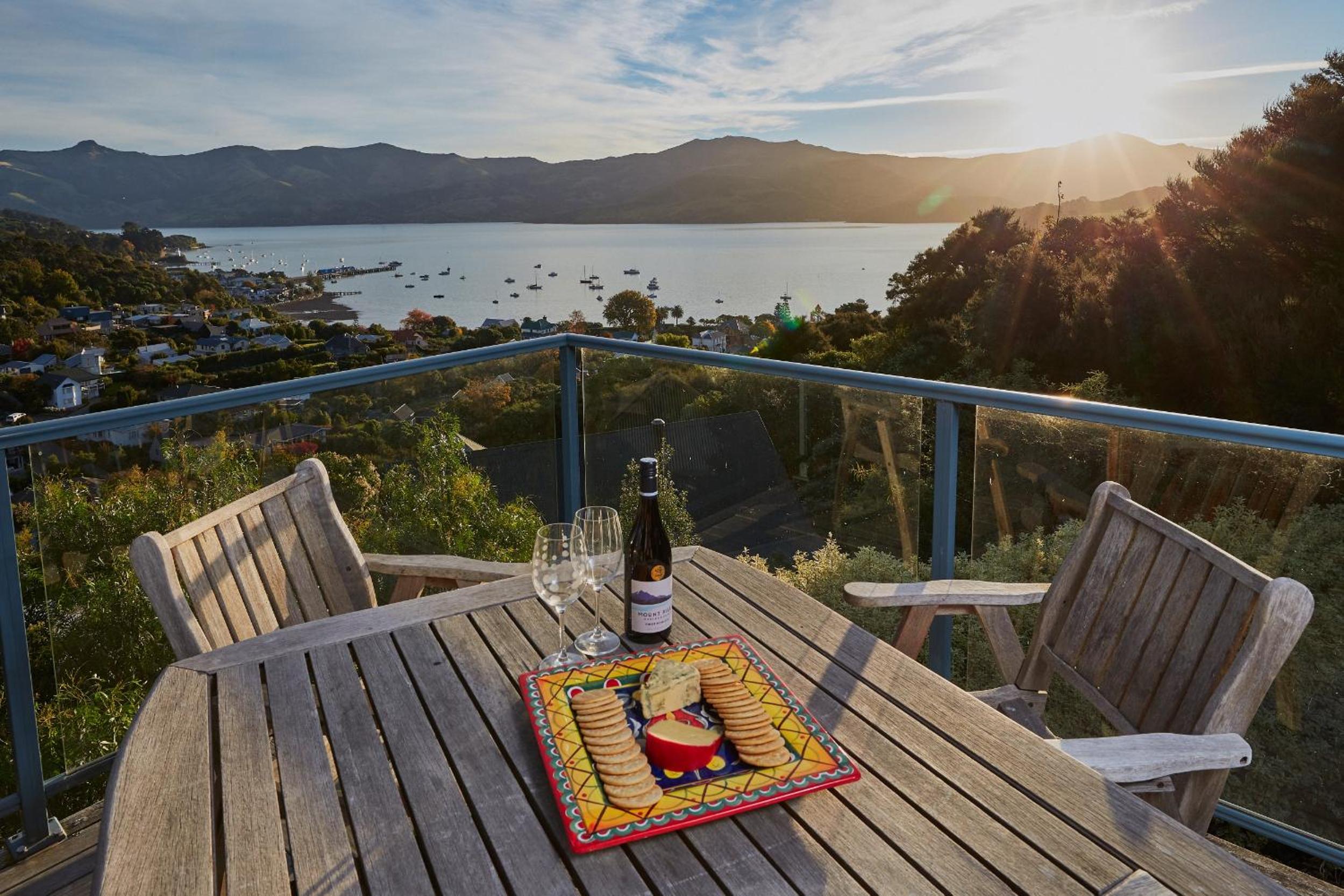 Akaroa holiday home spacious and quiet with stunning harbour views and close to town