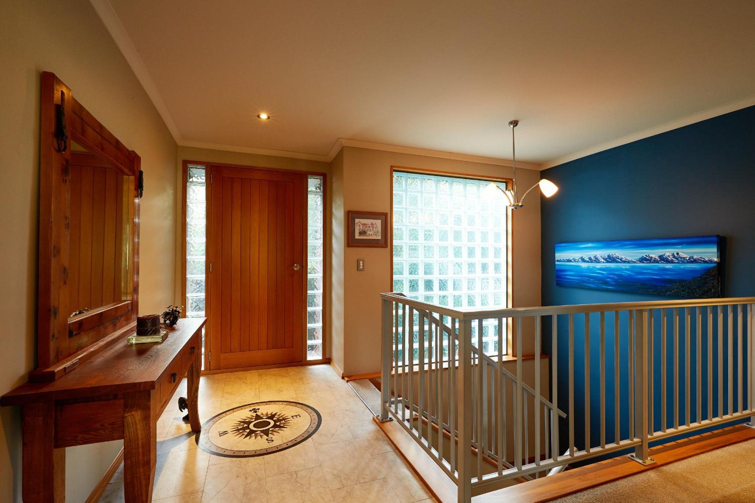 Akaroa holiday home spacious and quiet with stunning harbour views and close to town