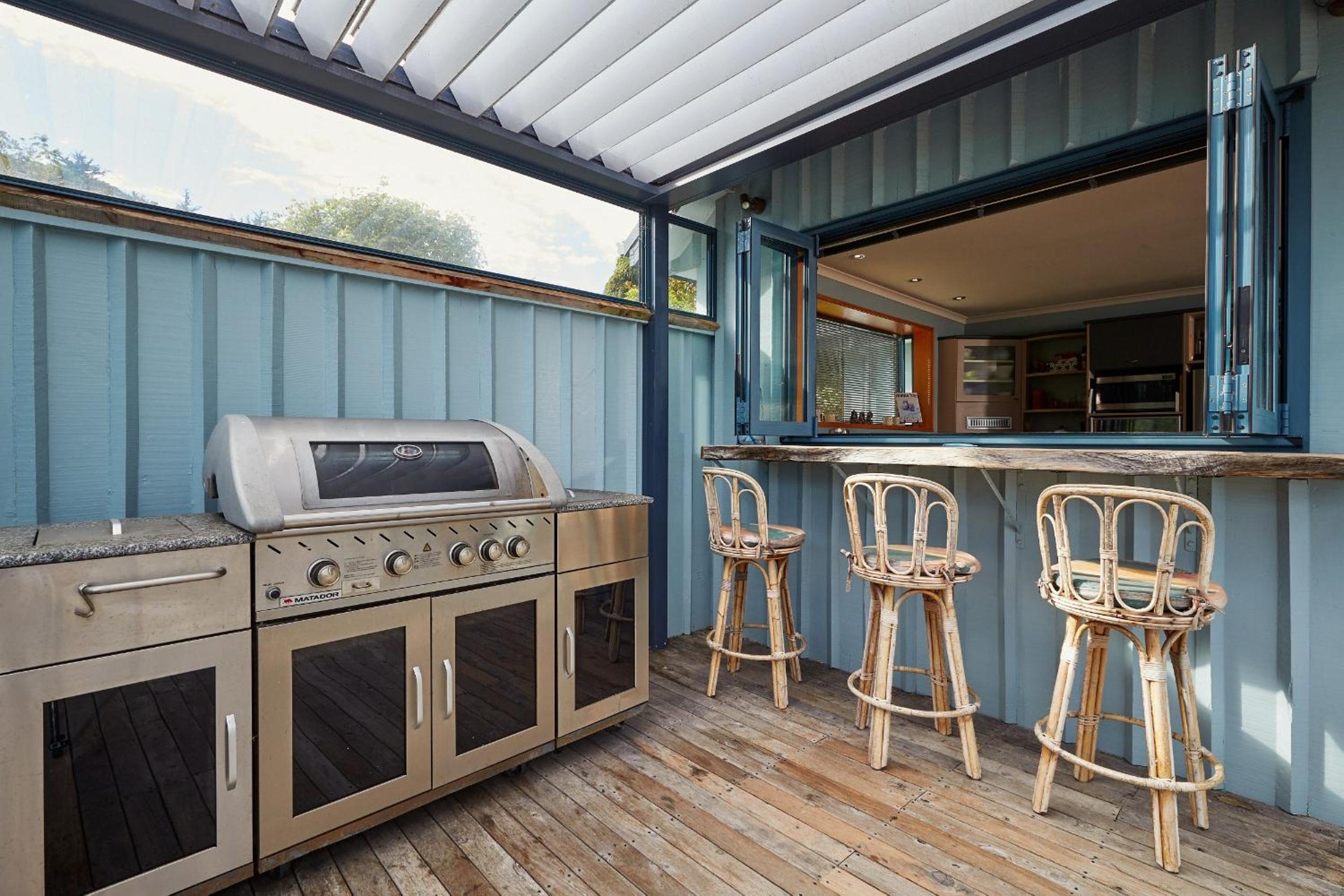 Akaroa holiday home spacious and quiet with stunning harbour views and close to town