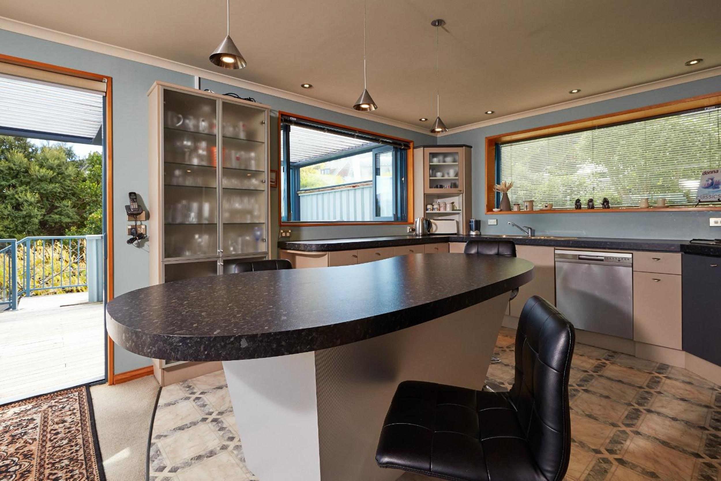 Akaroa holiday home spacious and quiet with stunning harbour views and close to town