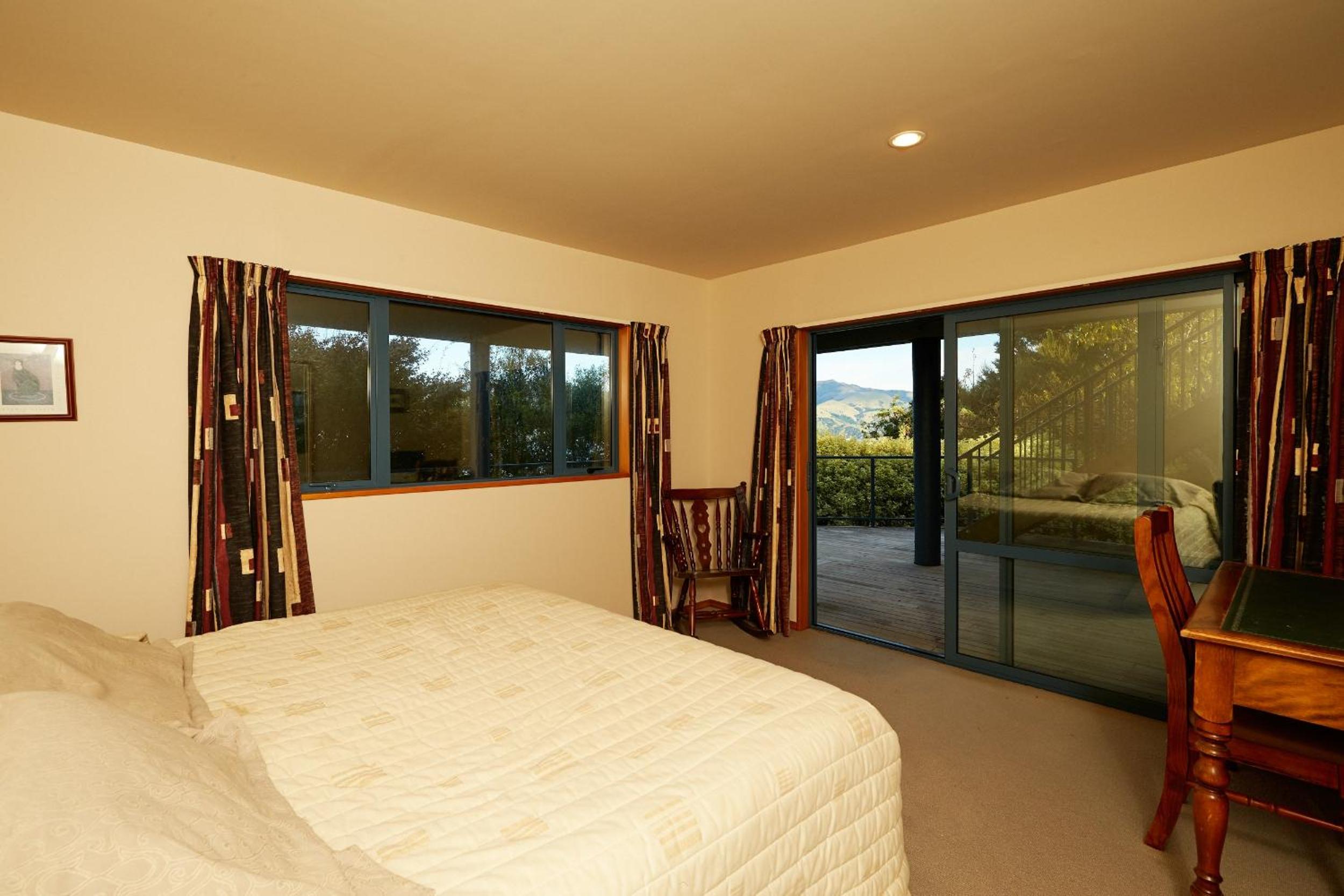 Akaroa holiday home spacious and quiet with stunning harbour views and close to town