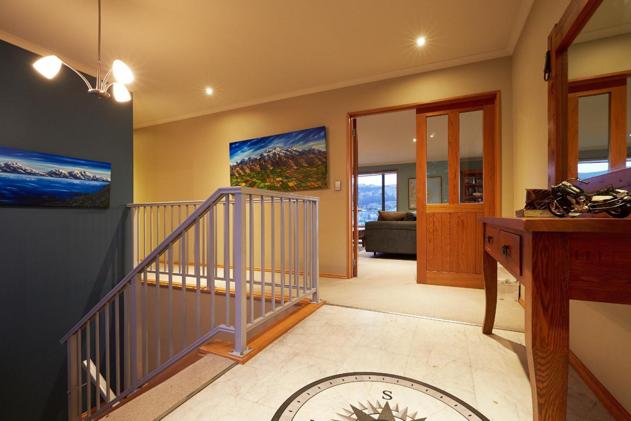 Akaroa holiday home spacious and quiet with stunning harbour views and close to town