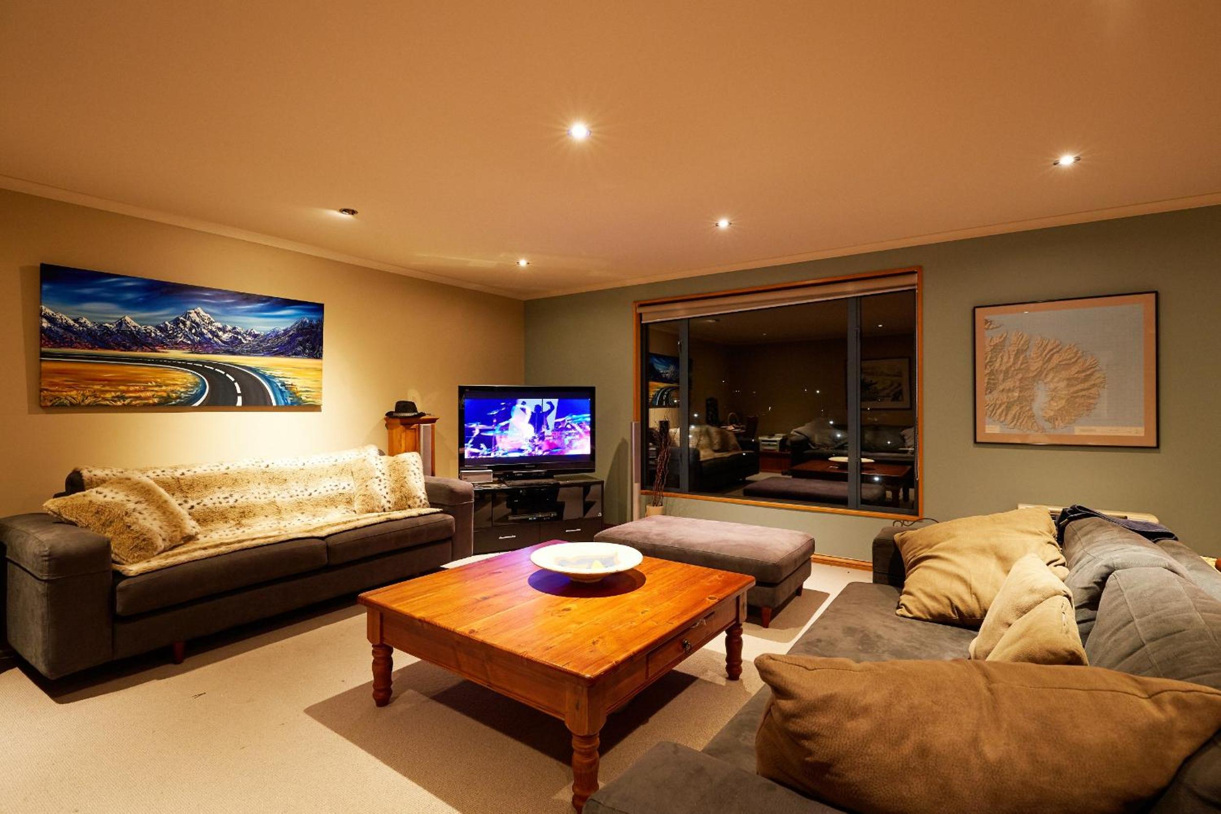 Akaroa holiday home spacious and quiet with stunning harbour views and close to town