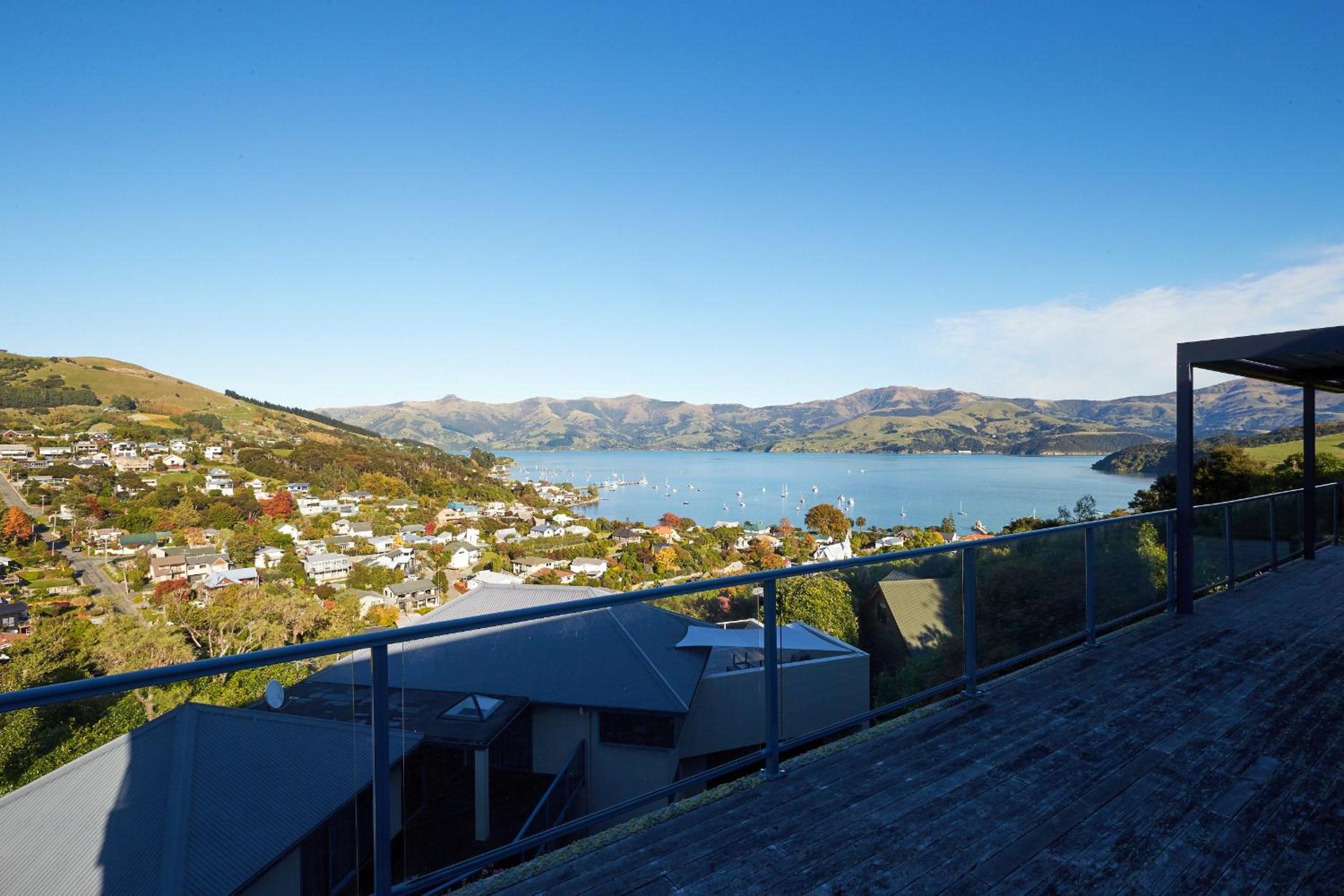 Akaroa holiday home spacious and quiet with stunning harbour views and close to town