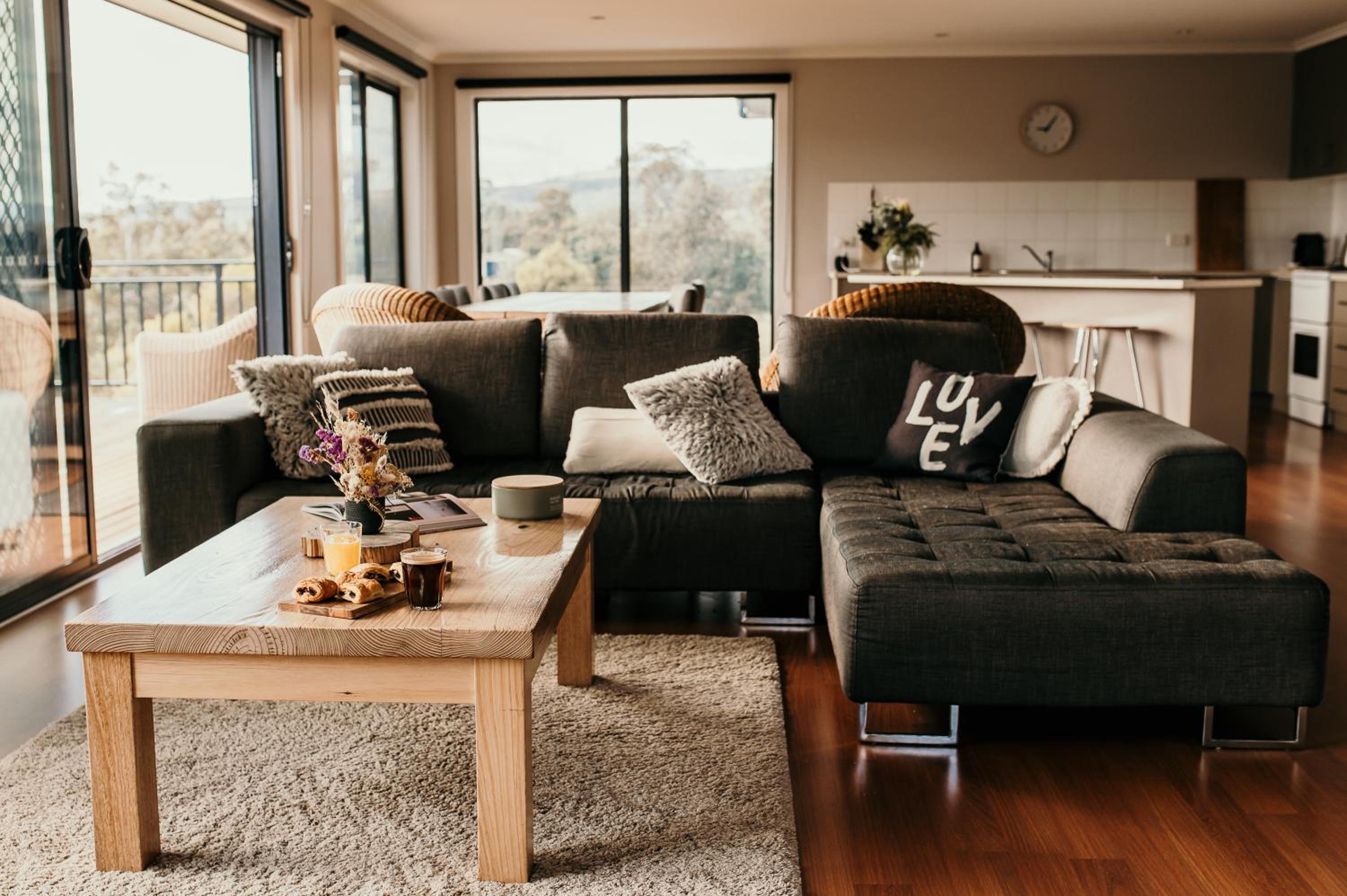 The Lake House Meadowbank: Waterfront Retreat
