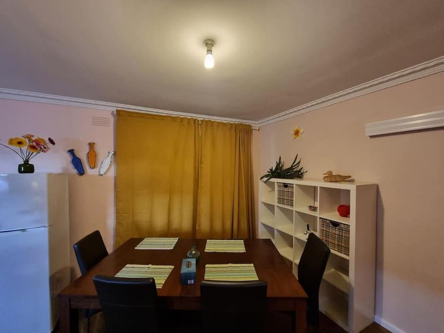 Two Pines, whole home in Tullamarine near airport!
