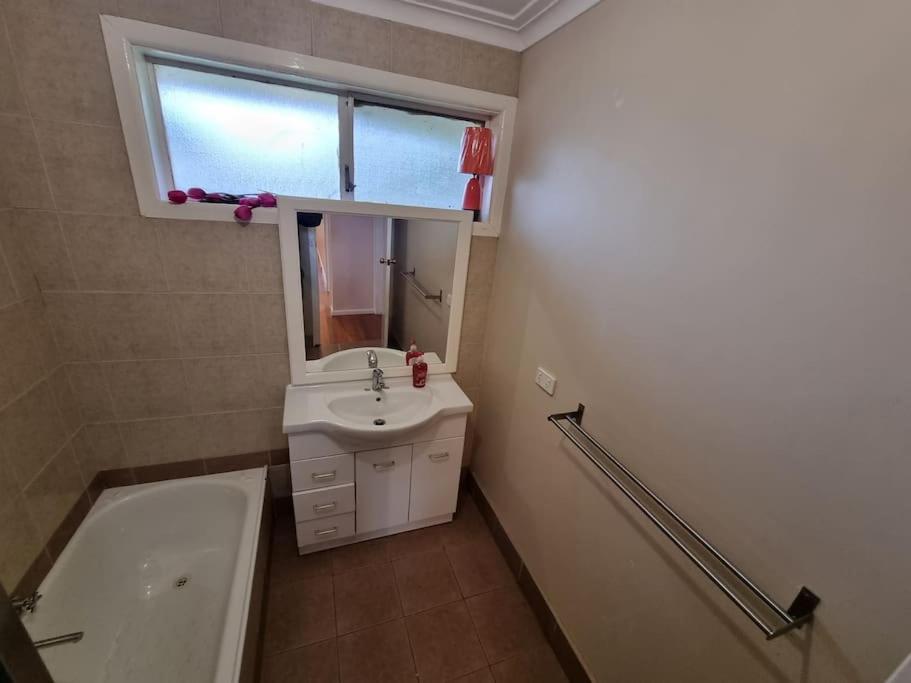 Two Pines, whole home in Tullamarine near airport!