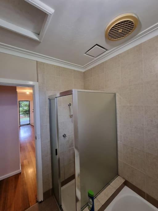 Two Pines, whole home in Tullamarine near airport!