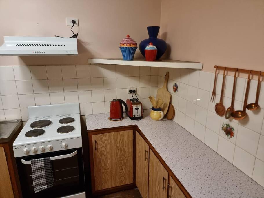 Two Pines, whole home in Tullamarine near airport!