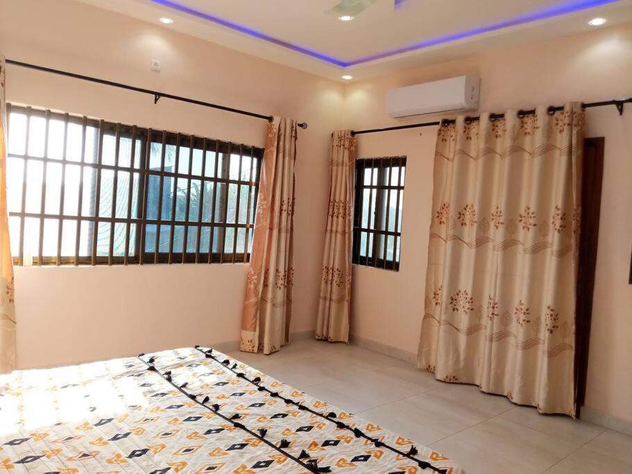 Porto-Novo Charme Townhouse - With Hot water - Avec Eau Chaud