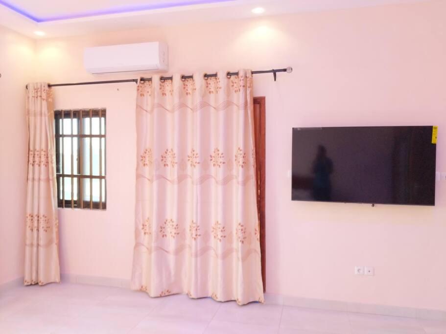 Porto-Novo Charme Townhouse - With Hot water - Avec Eau Chaud