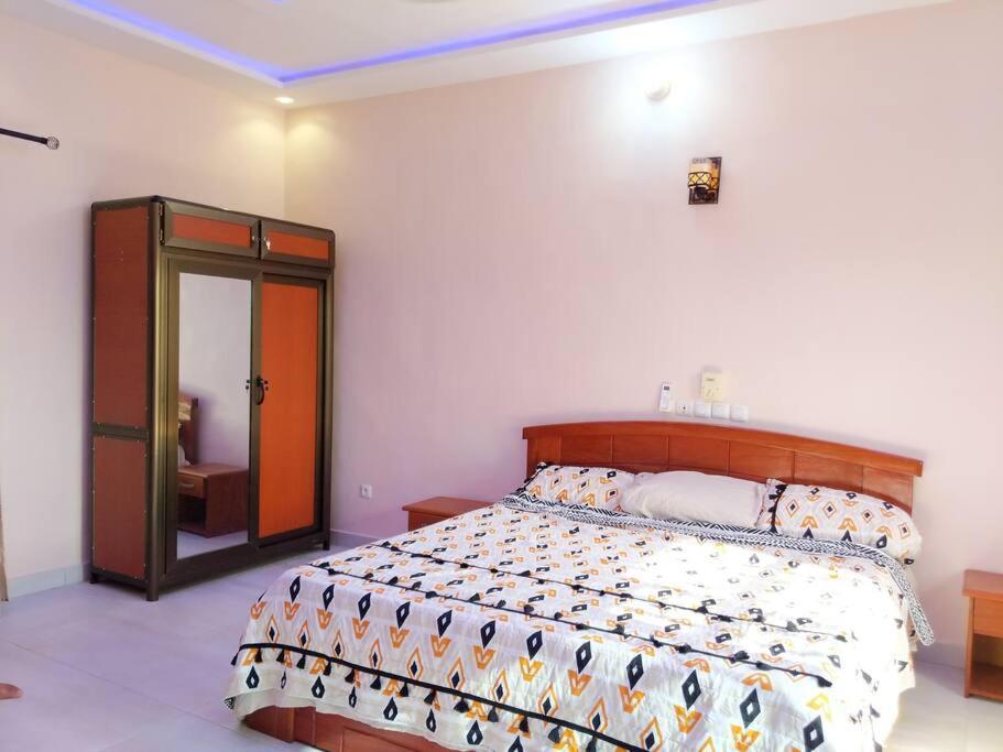 Porto-Novo Charme Townhouse - With Hot water - Avec Eau Chaud