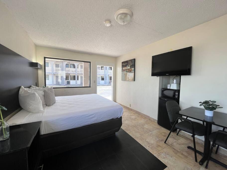 *Shorefront 1kingbed Pvt Studio*107* view 4