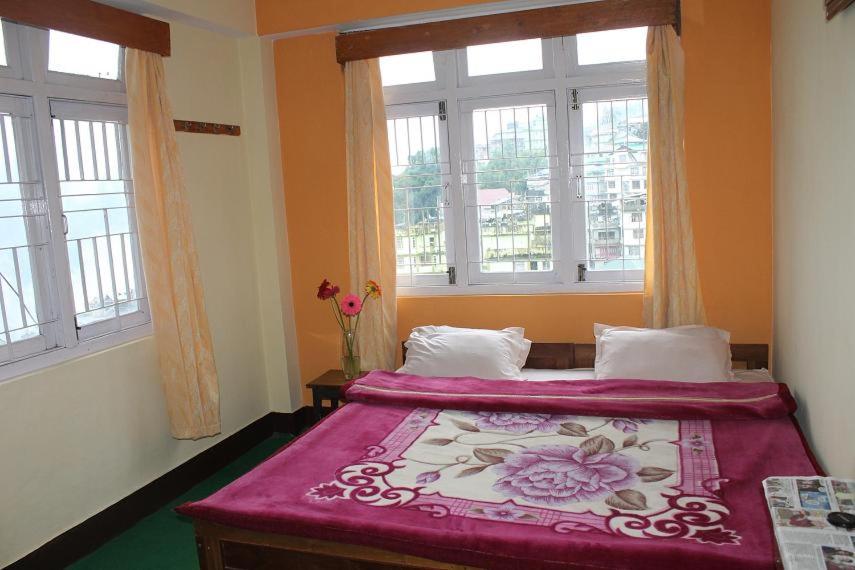 HOTEL TWILIGHT LODGE