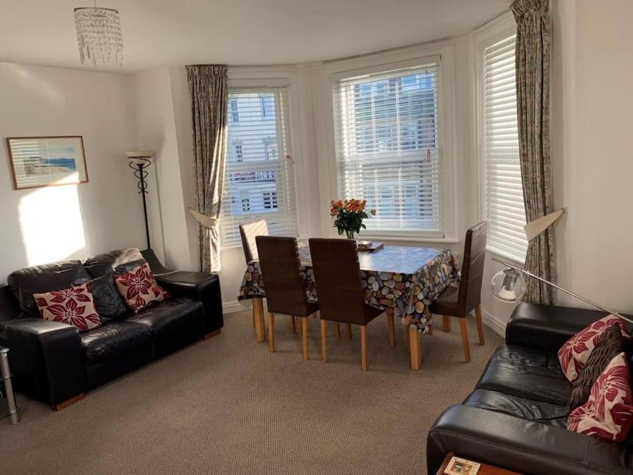 WAVES AT WESTCLIFF by BOURNECOAST - A Holiday Apartment Just a Short Walk from the Town Centre, Pier and Sandy Beaches - FM1702 view 5