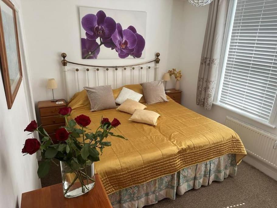 WAVES AT WESTCLIFF by BOURNECOAST - A Holiday Apartment Just a Short Walk from the Town Centre, Pier and Sandy Beaches - FM1702 view 4
