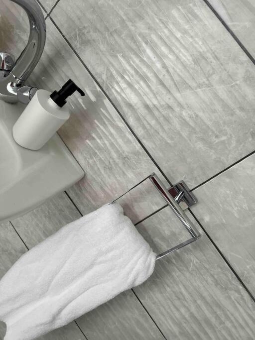 F - Cozy Studio Apartment Shared Bathroom easy London Access - Image 4