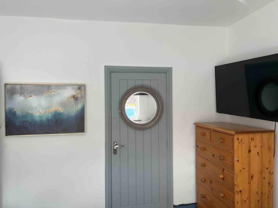 F - Cozy Studio Apartment Shared Bathroom easy London Access - Image 2