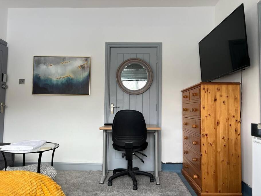 F - Cozy Studio Apartment Shared Bathroom easy London Access - Image 3