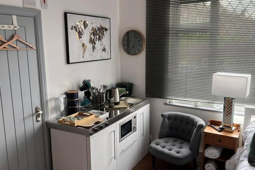 F - Cozy Studio Apartment Shared Bathroom easy London Access - Image 5