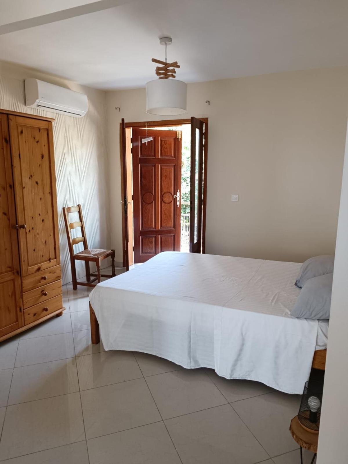CHAMBRE SUPÉRIEURE VUE MER Accès direct terrasse chez Saloua view 5