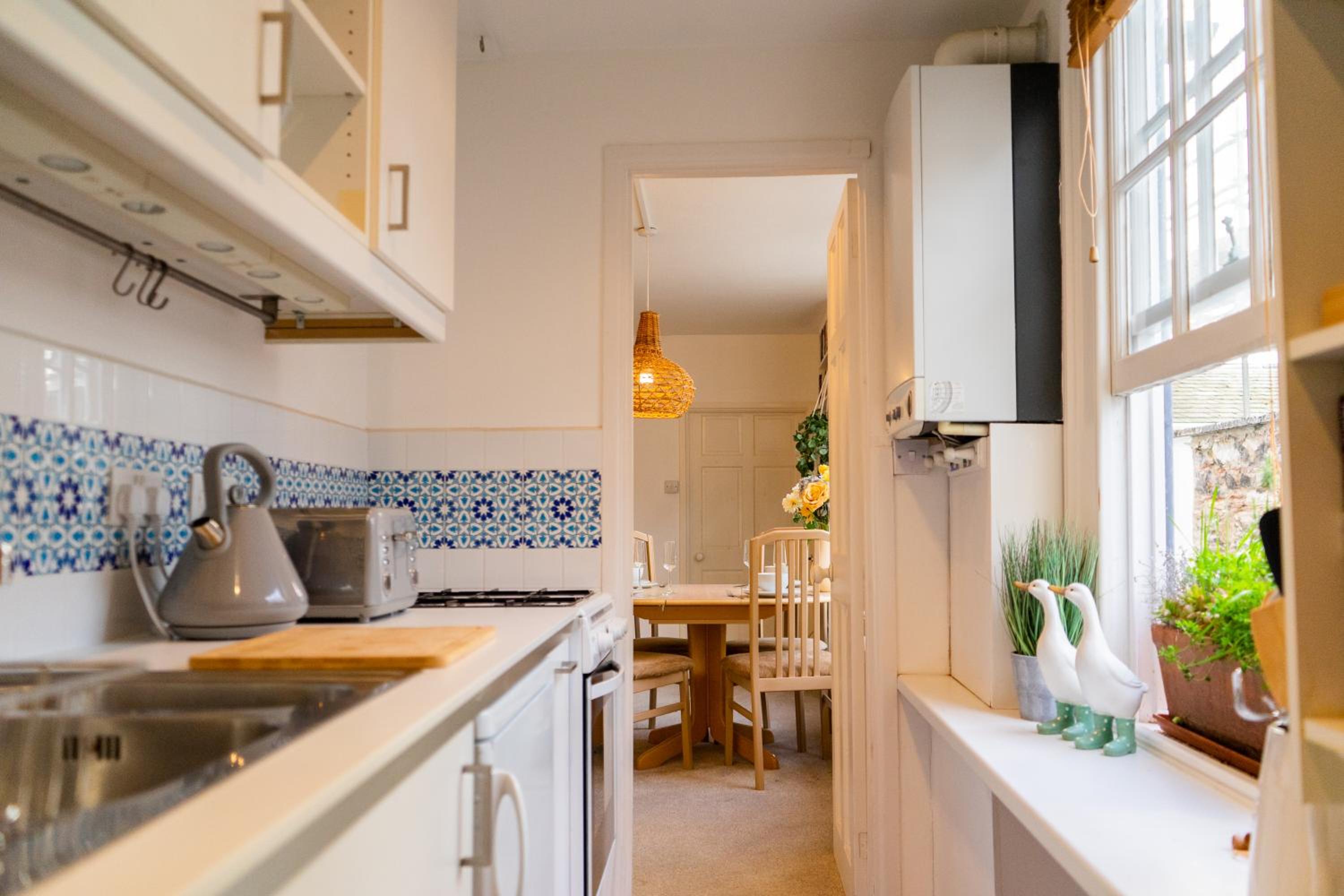 Bosun's Call Central Dartmouth - 2 Bed homely Apartment Self Check In - Pet Friendly Fast WiFi & Workspace - Perfect location in the middle of the old town