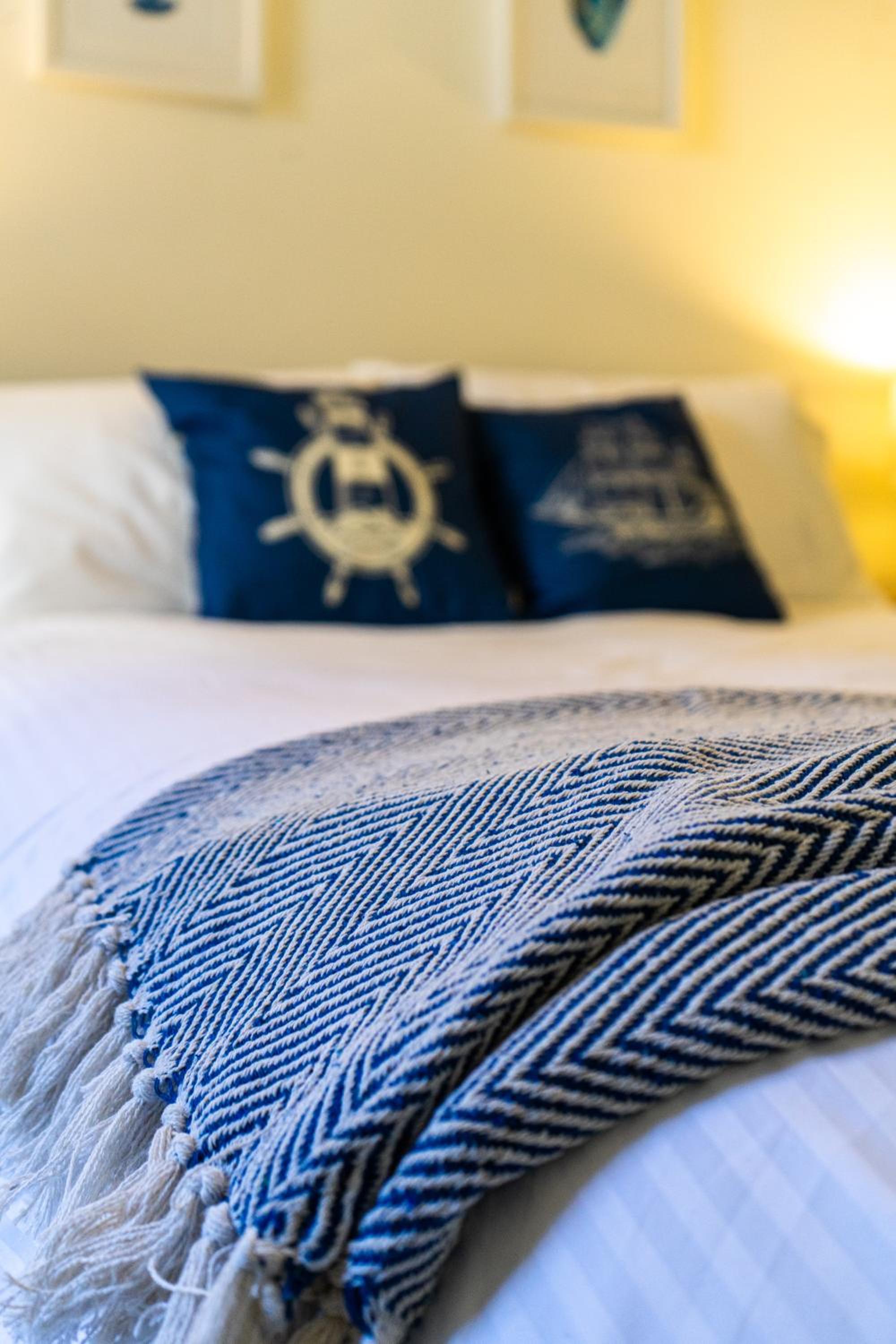 Bosun's Call Central Dartmouth - 2 Bed homely Apartment Self Check In - Pet Friendly Fast WiFi & Workspace - Perfect location in the middle of the old town, photo 33