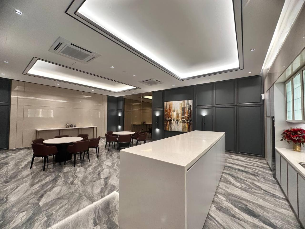 Luxury 2BR KL View, Infinity Pool, Walk to Pavilion and Jalan Alor