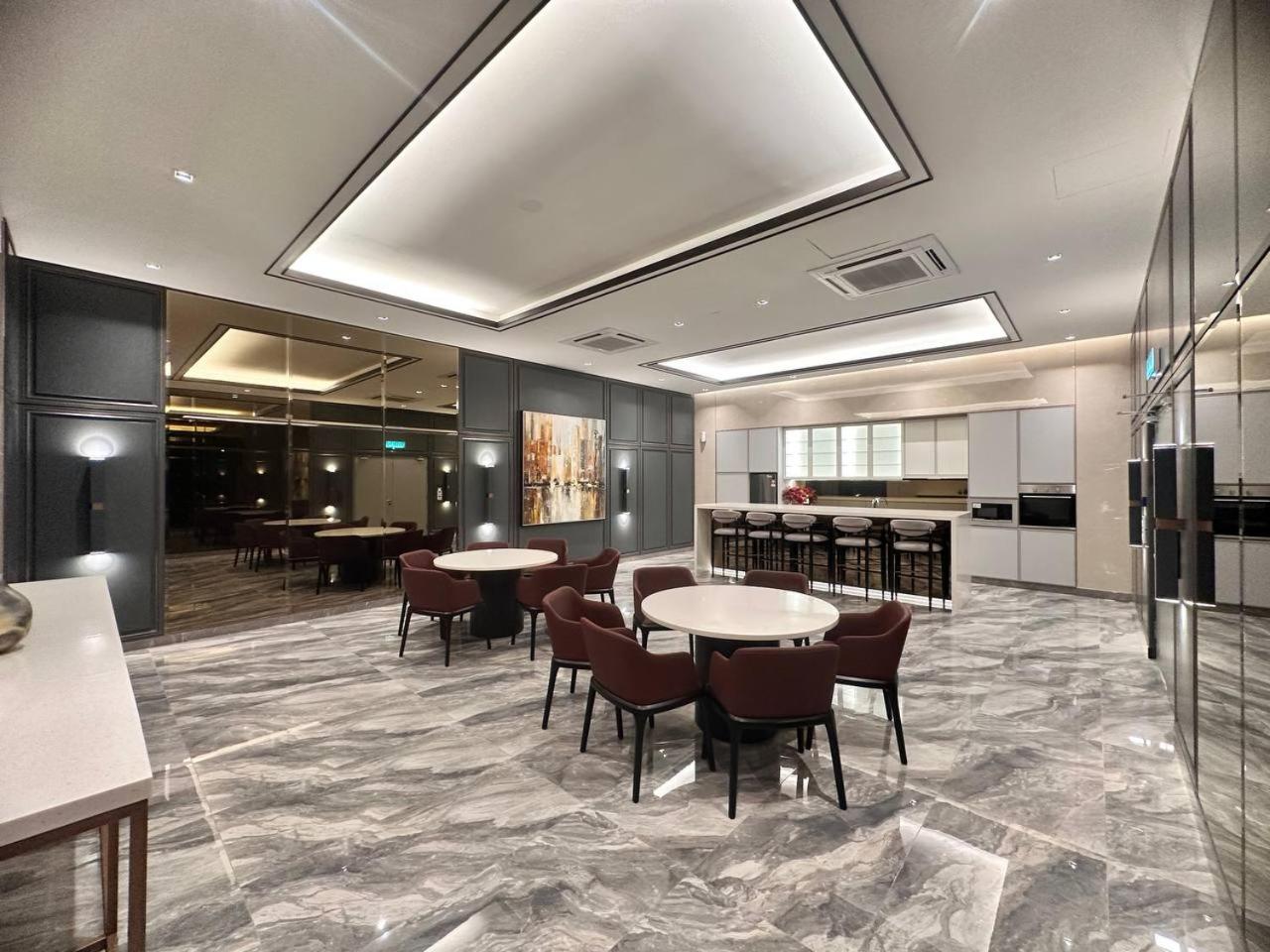 Luxury 2BR KL View, Infinity Pool, Walk to Pavilion and Jalan Alor