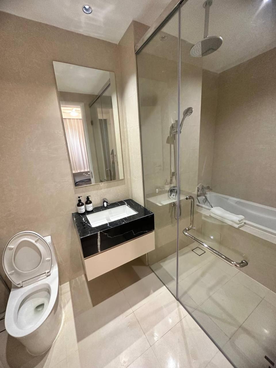 Luxury 2BR KL View, Infinity Pool, Walk to Pavilion and Jalan Alor