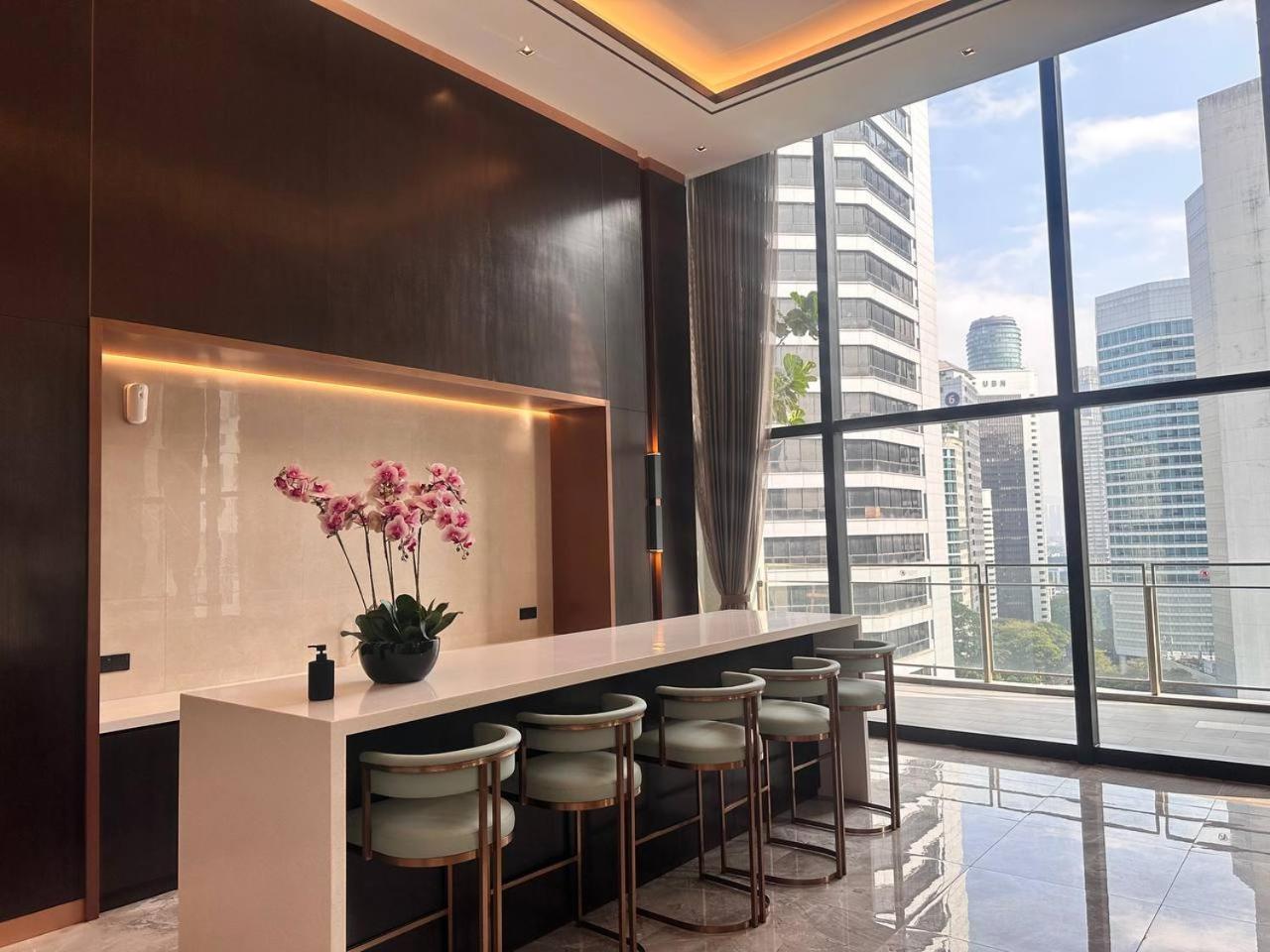 Luxury 2BR KL View, Infinity Pool, Walk to Pavilion and Jalan Alor