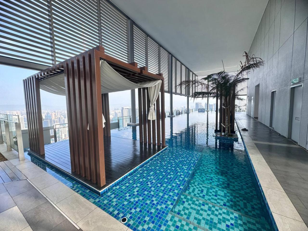 Luxury 2BR KL View, Infinity Pool, Walk to Pavilion and Jalan Alor
