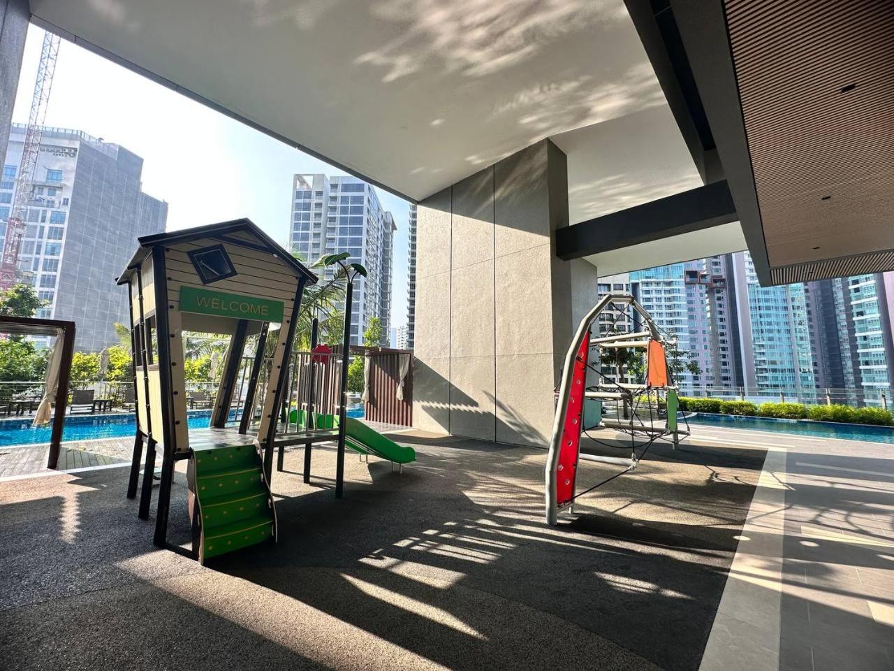 Luxury 2BR KL View, Infinity Pool, Walk to Pavilion and Jalan Alor
